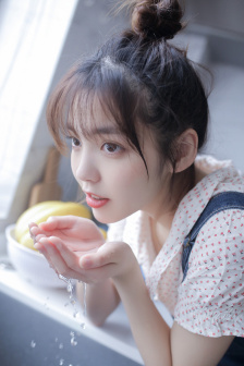 男人把J放进美女屁股里尿